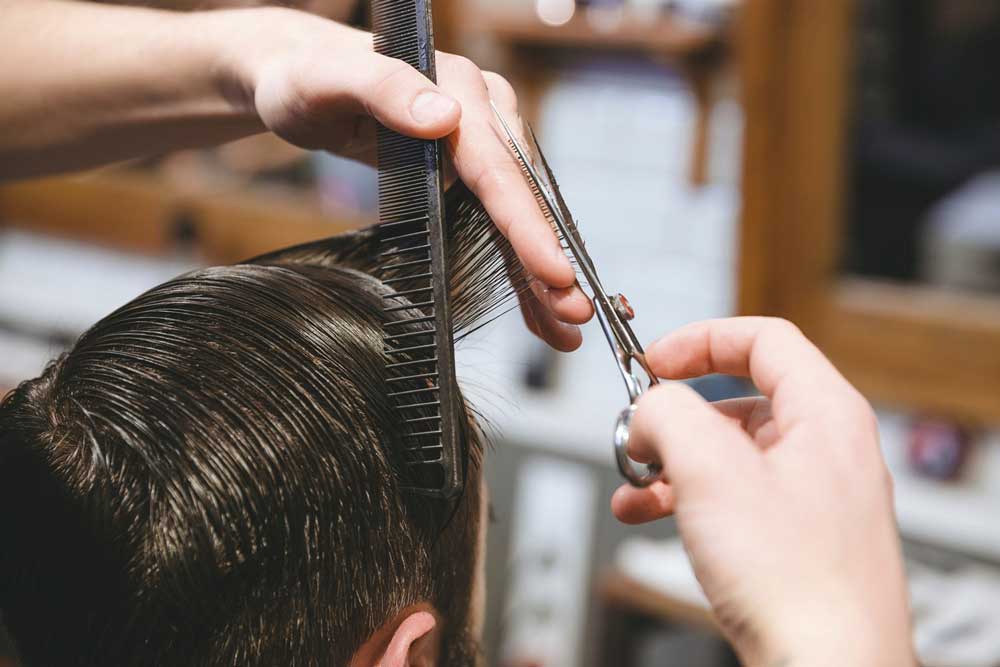 کوتاه کردن مو با شانه و قیچی در پیرایش مردانه