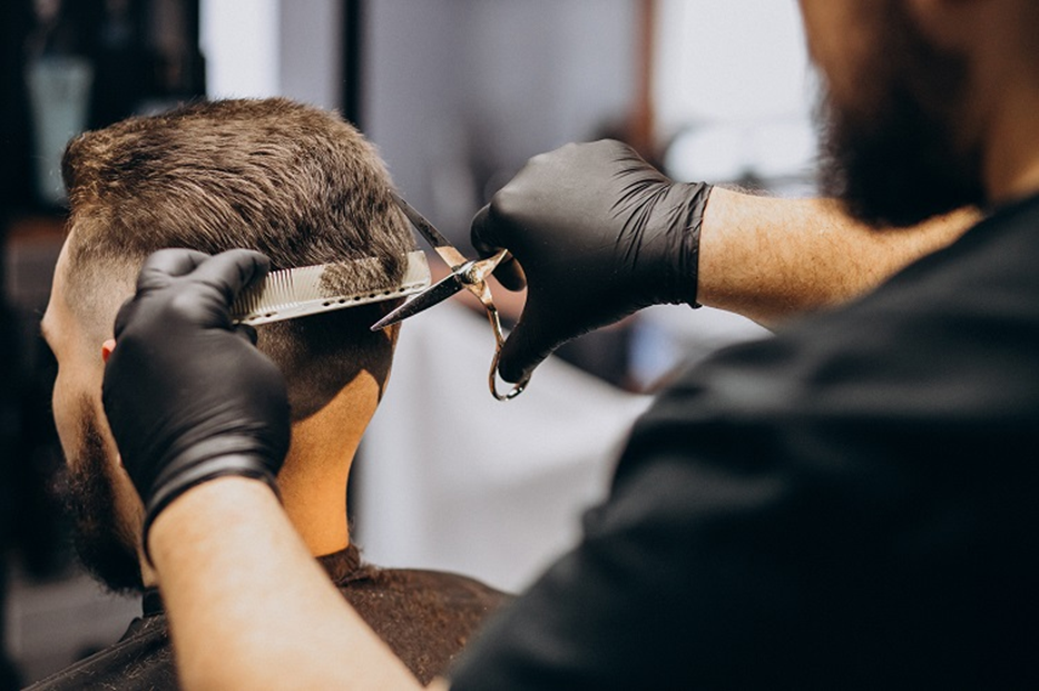 اهمیت یادگیری تکنیک‌های آرایشگری مردانه 